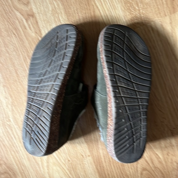 Fur lined Earth origins clog type shoe. - Picture 2 of 2